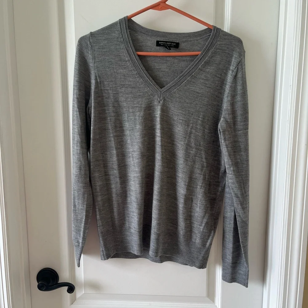 Banana Republic Men’s 100% Merino Wool Gray V-Neck Sweater Lightweight Knit